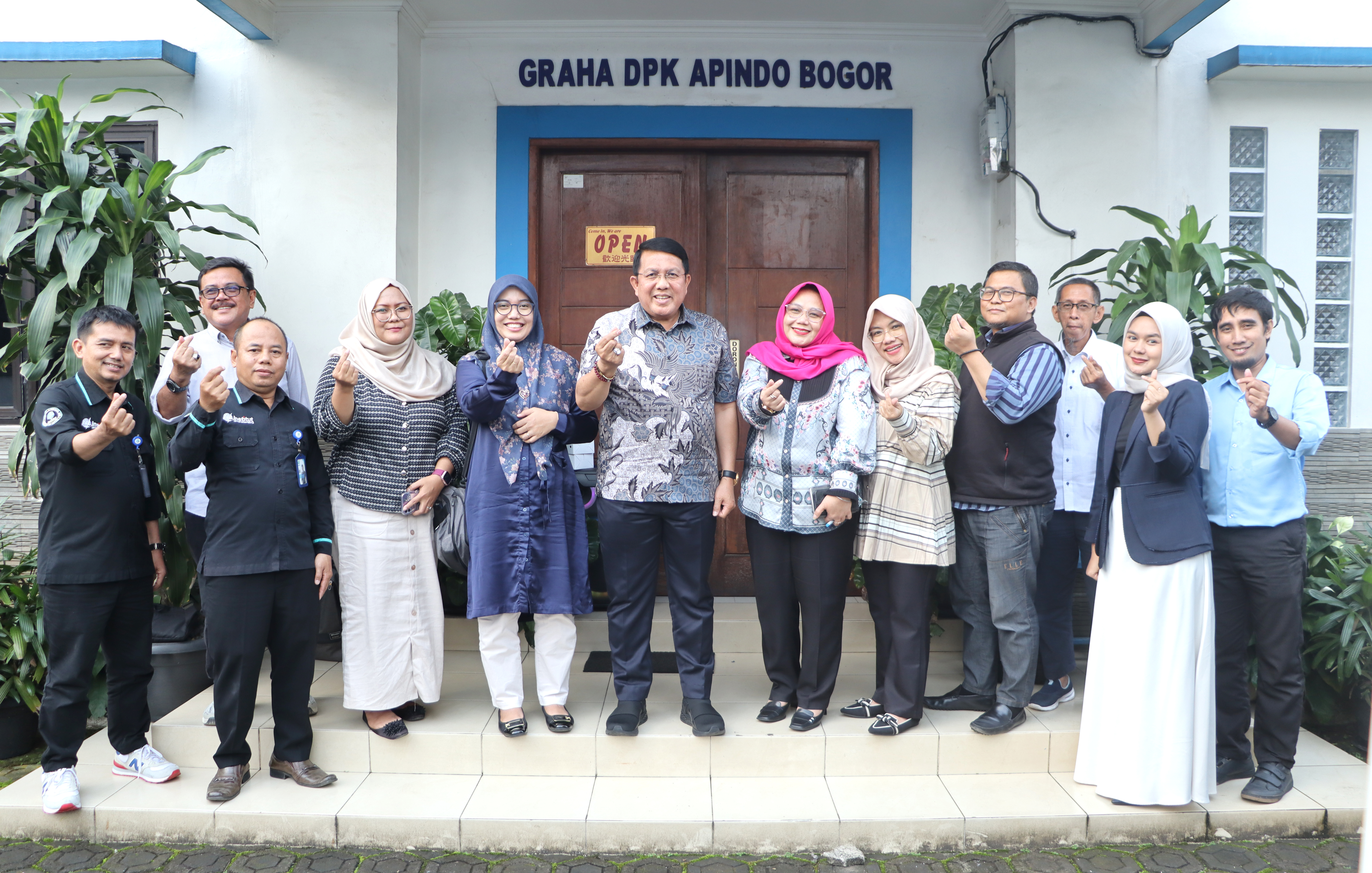Pertemuan dengan Wakil Rektor, Direktur beserta Tim Manajemen Institut STIAMI dengan Tim Bidang Pelatihan DPK APINDO Kab.Bogor dalam rangka Kerjasama Program Pendidikan. Graha APINDO Kab.Bogor, 03 Juli 2025.