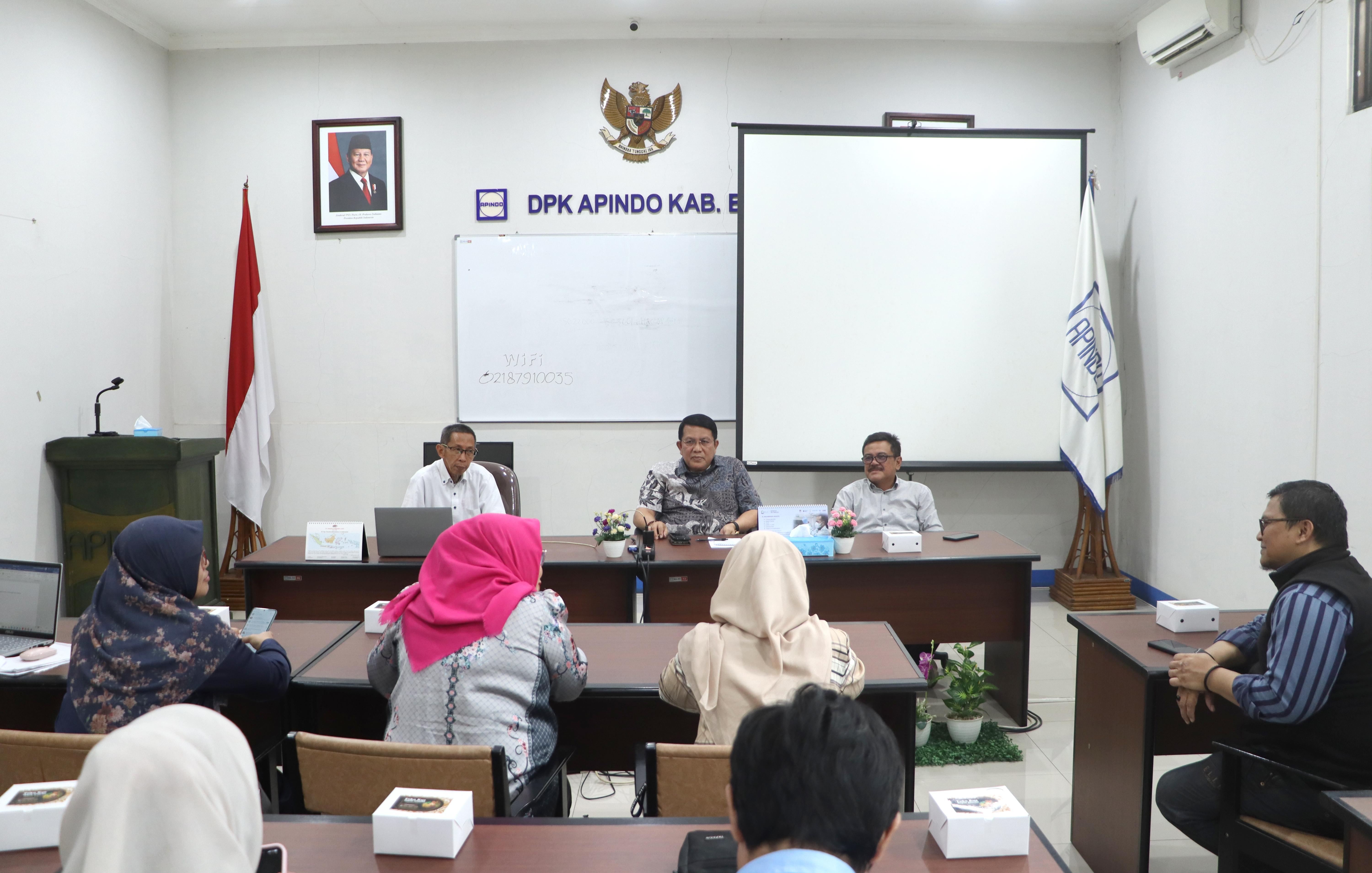 Pertemuan dengan Wakil Rektor, Direktur beserta Tim Manajemen Institut STIAMI dengan Tim Bidang Pelatihan DPK APINDO Kab.Bogor dalam rangka Kerjasama Program Pendidikan. Graha APINDO Kab.Bogor, 03 Juli 2025.