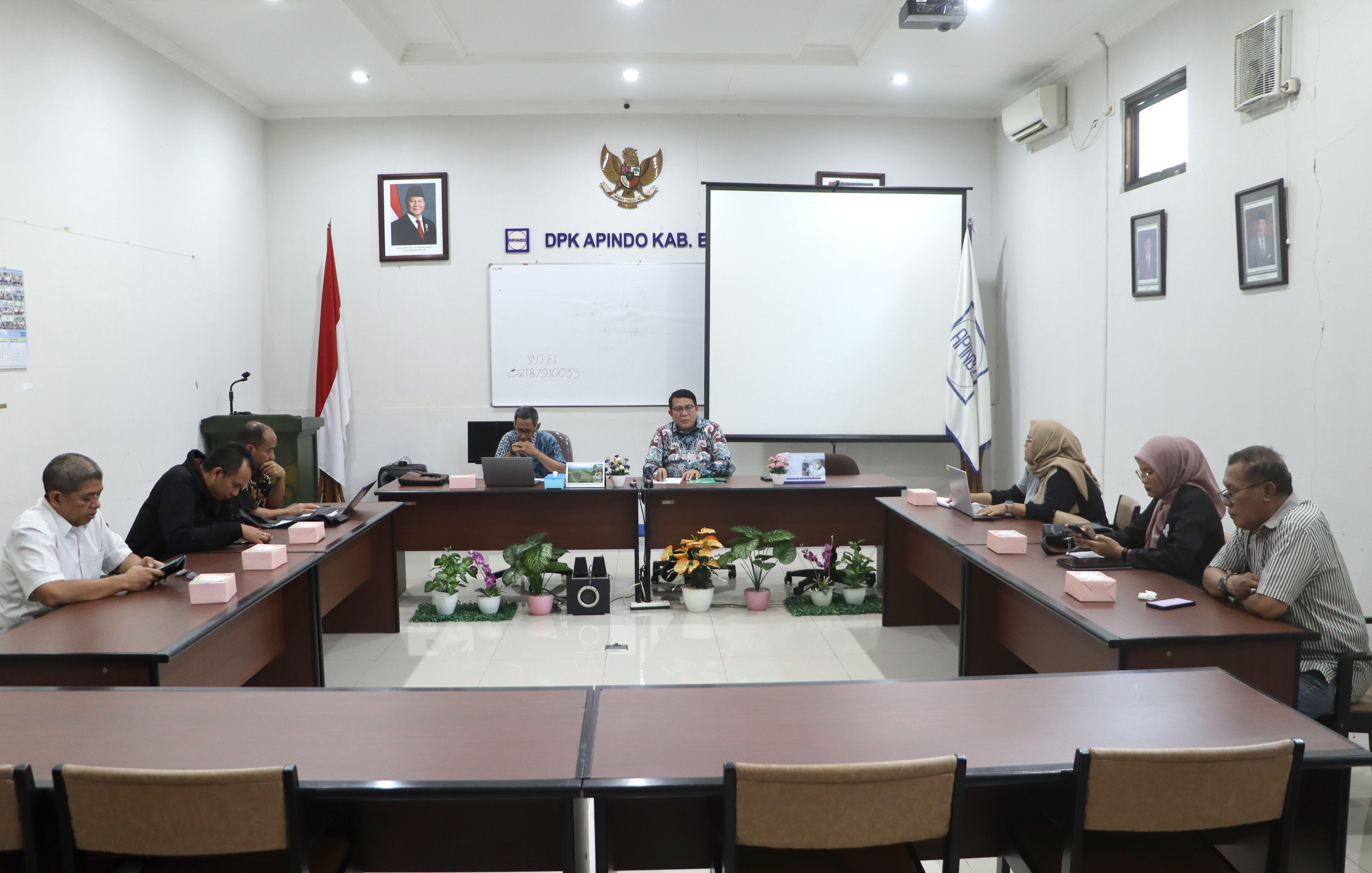 Pertemuan Wakil Rektor, Para Guru Besar dan Tim Rektorat Institut Saint dan Teknologi Nasional (ISTN) Jakarta dengan Pengurus DPK APINDO Kab.Bogor dalam rangka Kerjasama Program Pendidikan. Graha APINDO Kab.Bogor, 08 Juli 2025.