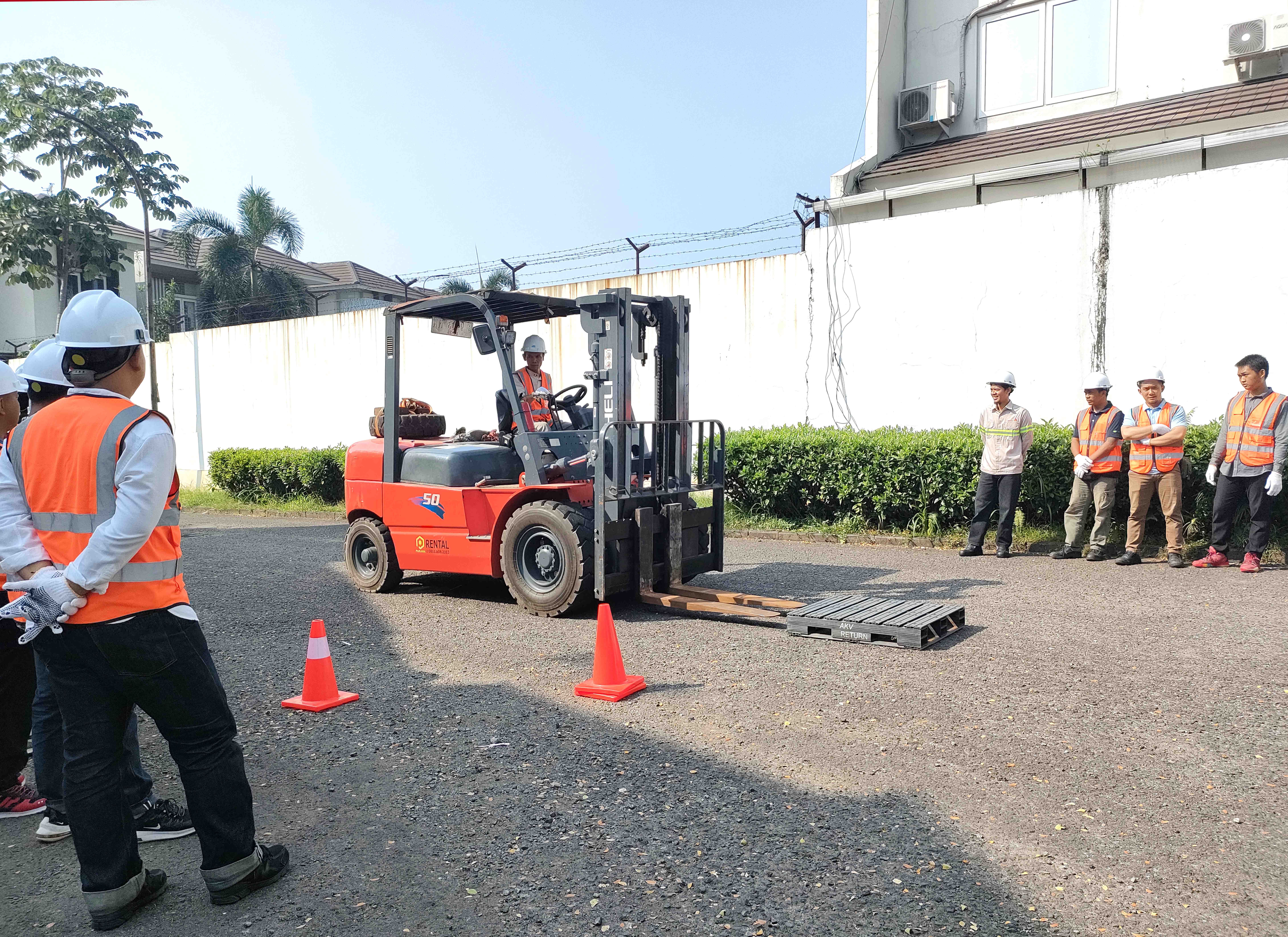 Training dan Sertifikasi Operator Forklift Klas II. Kota Wisata, Cibubur, 22, 23 dan 25 Juli 2025.
