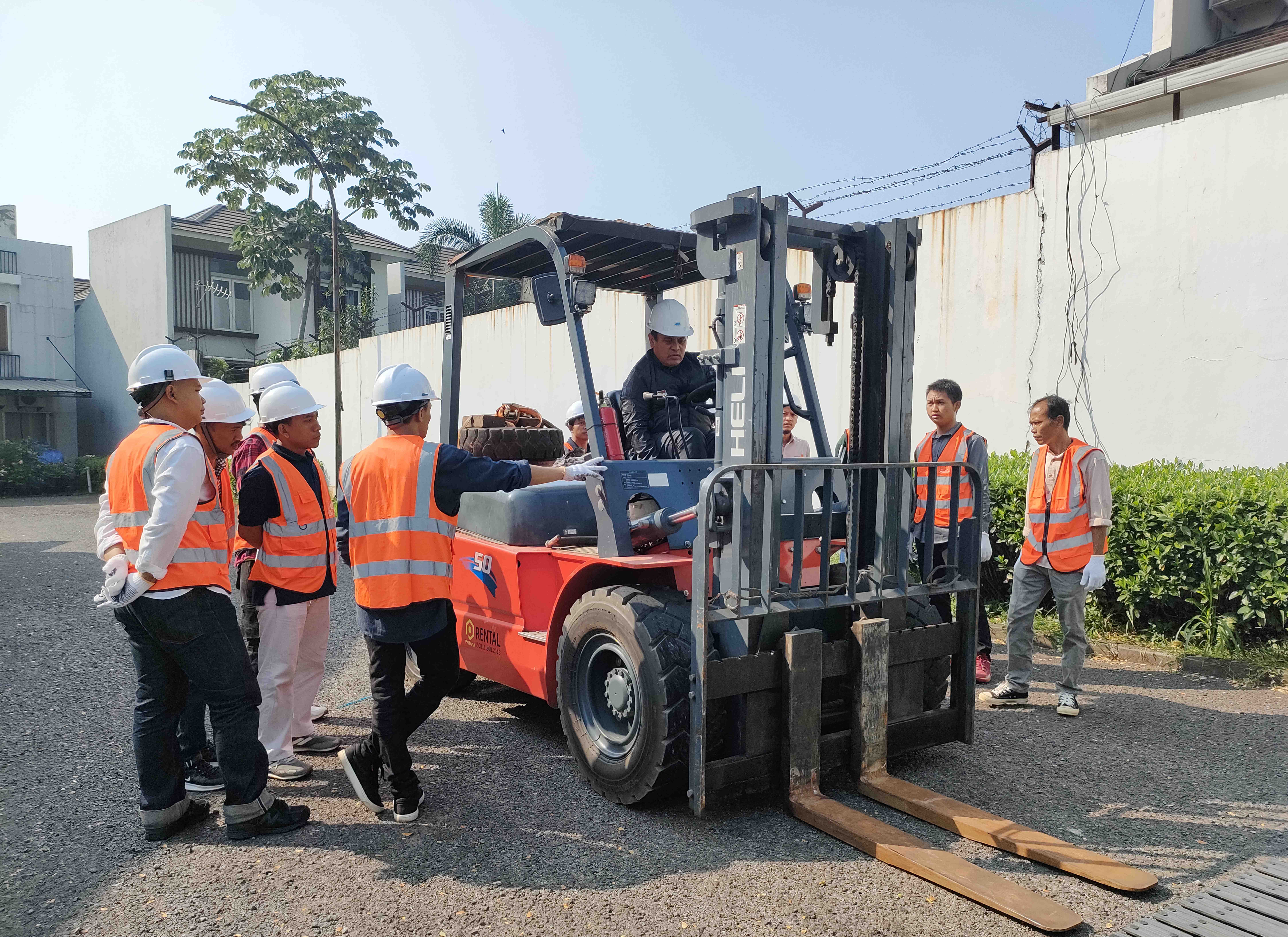 Training dan Sertifikasi Operator Forklift Klas II. Kota Wisata, Cibubur, 22, 23 dan 25 Juli 2025.