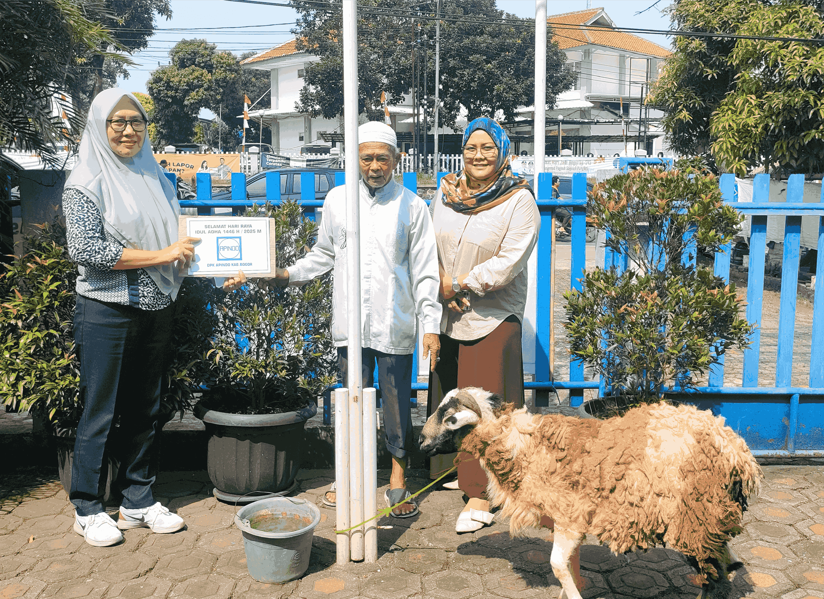 Penyerahan Hewan Qurban Idul Adha 1446 H DPK APINDO Kabupaten Bogor ke Petugas DKM Masjid Abdurrahman Bin Auf Kelurahan Tengah, Cibinong.