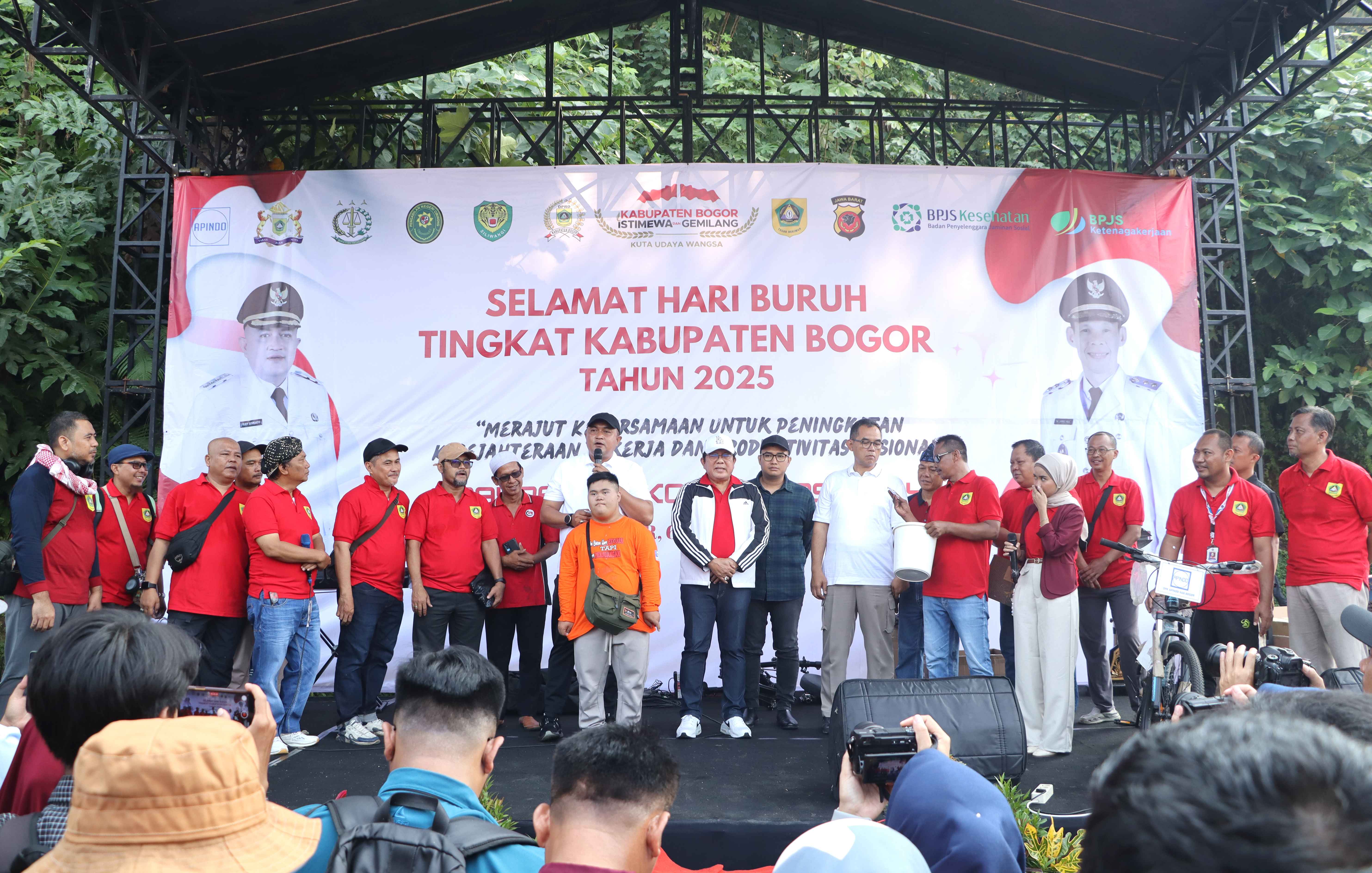 Foto Bersama Bupati Bogor dalam acara Peringatan Hari Buruh Internasional / Mayday Tahun 2025