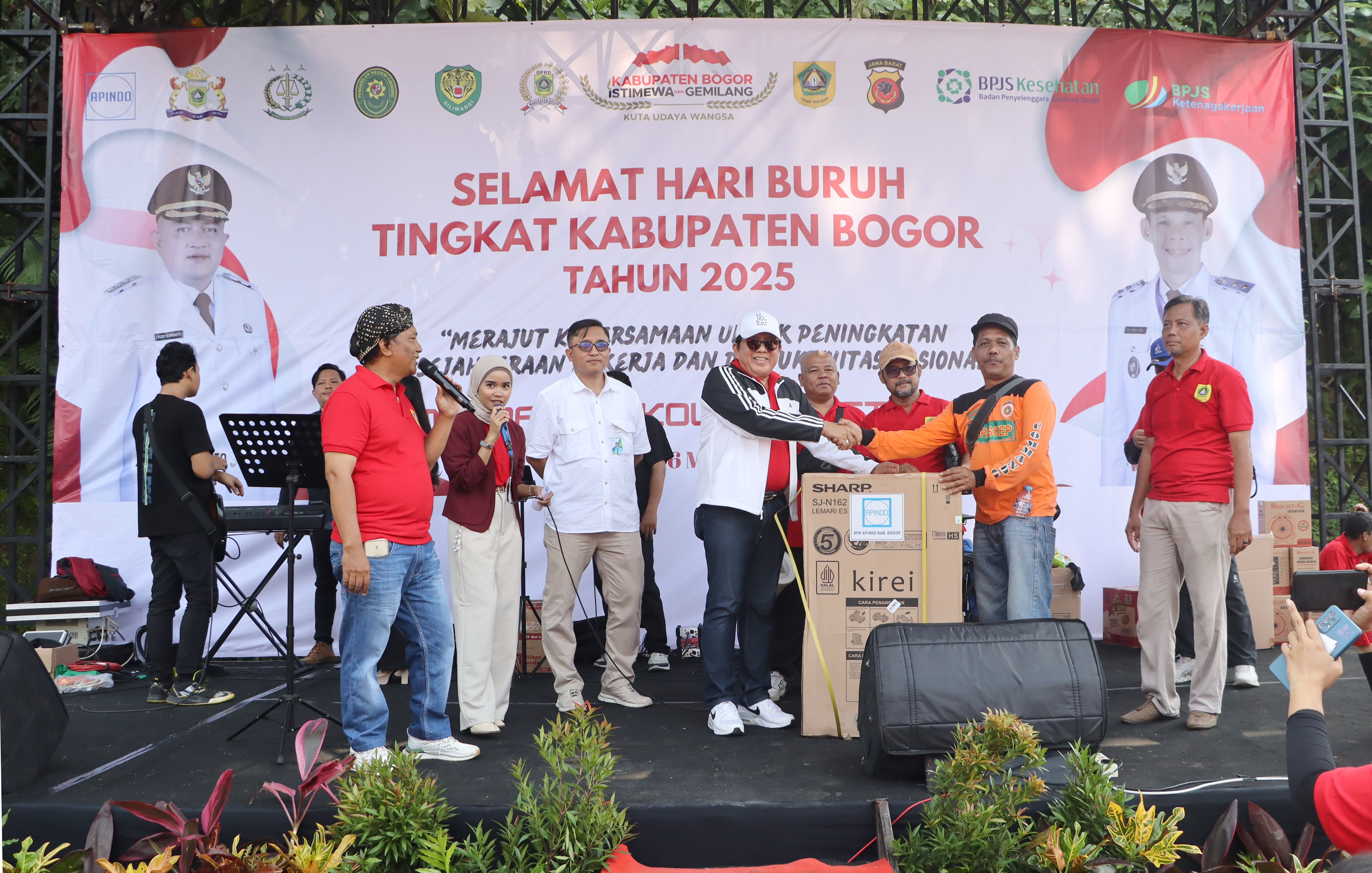 Foto Bersama Bupati Bogor dalam acara Peringatan Hari Buruh Internasional / Mayday Tahun 2025