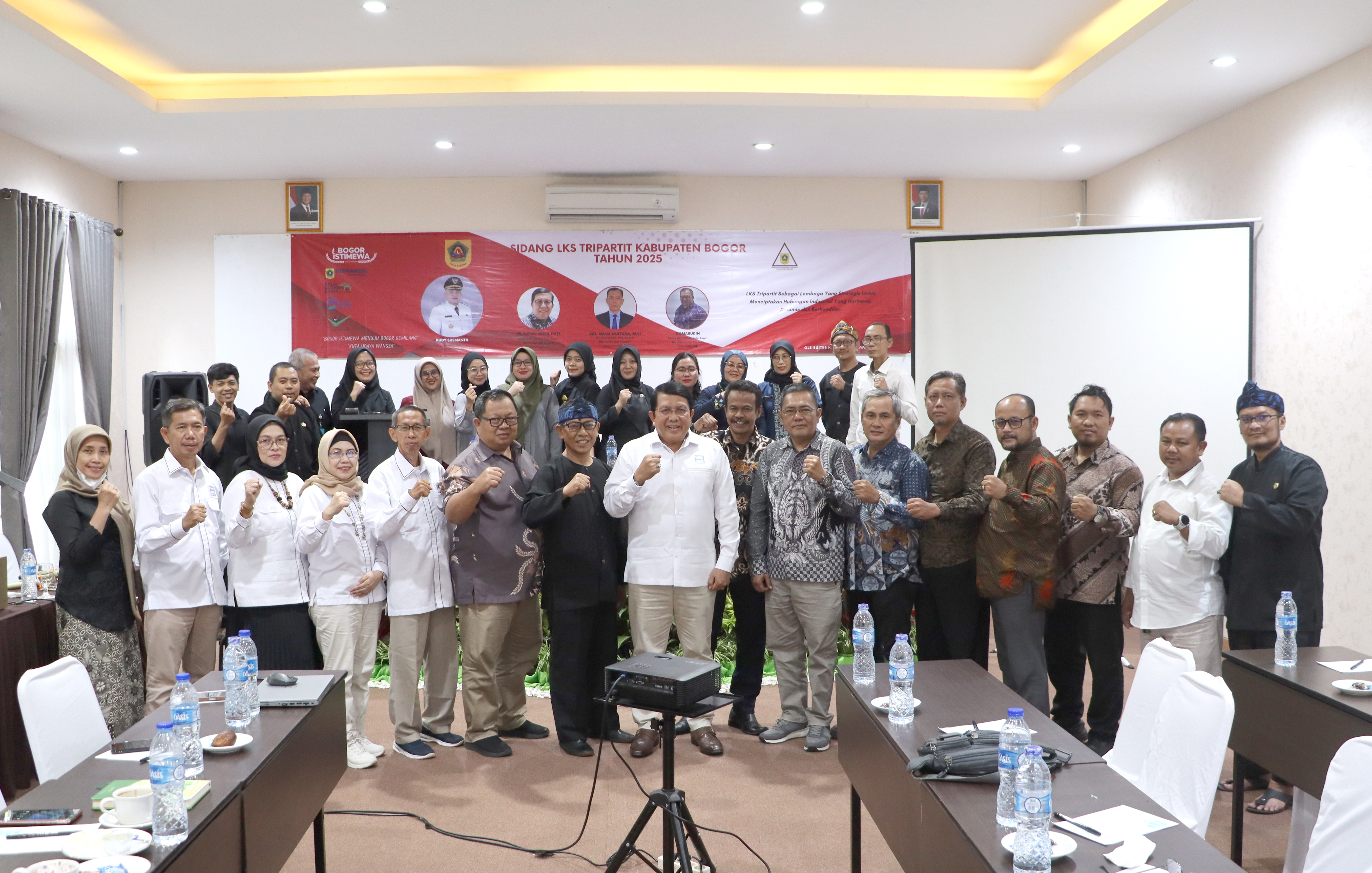 Acara Sidang LKS Tripartit dengan unsur Pengusaha, Serikat Pekerja dan Pemerintah.