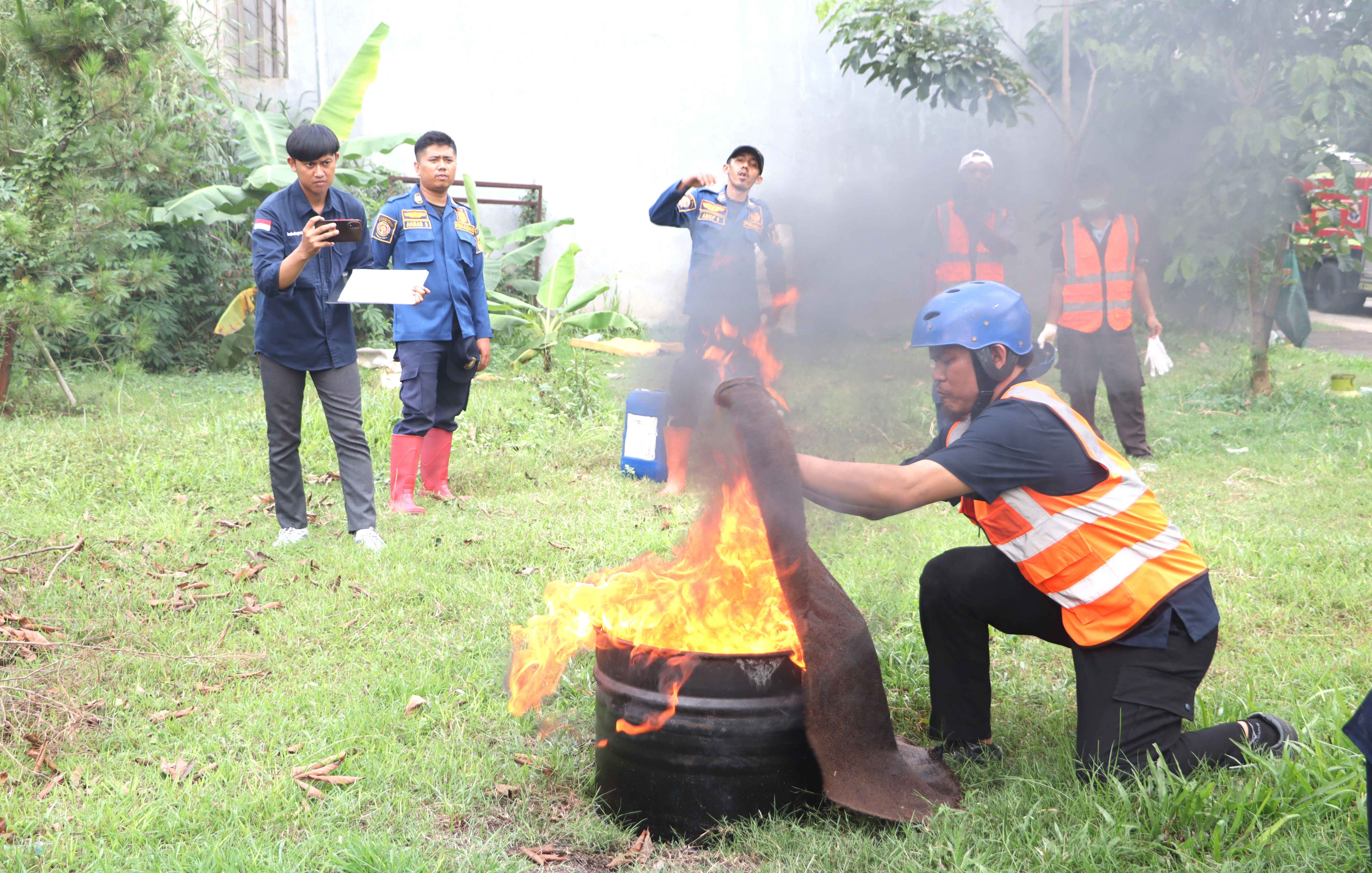 Training dan Sertifikasi Petugas Peran Kebakaran Klas D
