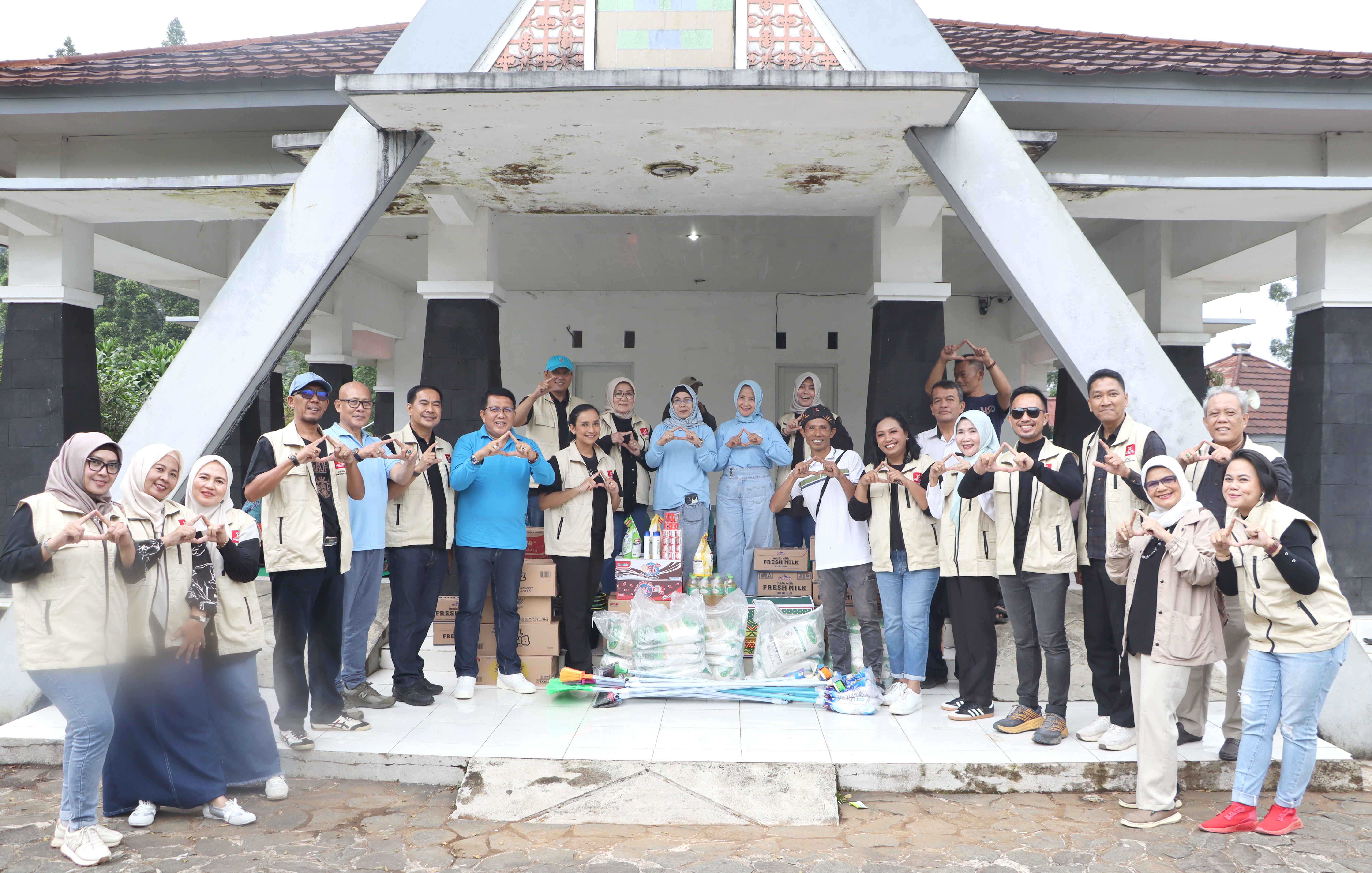 Penyerahan langsung Bantuan Peduli Banjir Cisarua oleh DPK APINDO Kabupaten Bogor