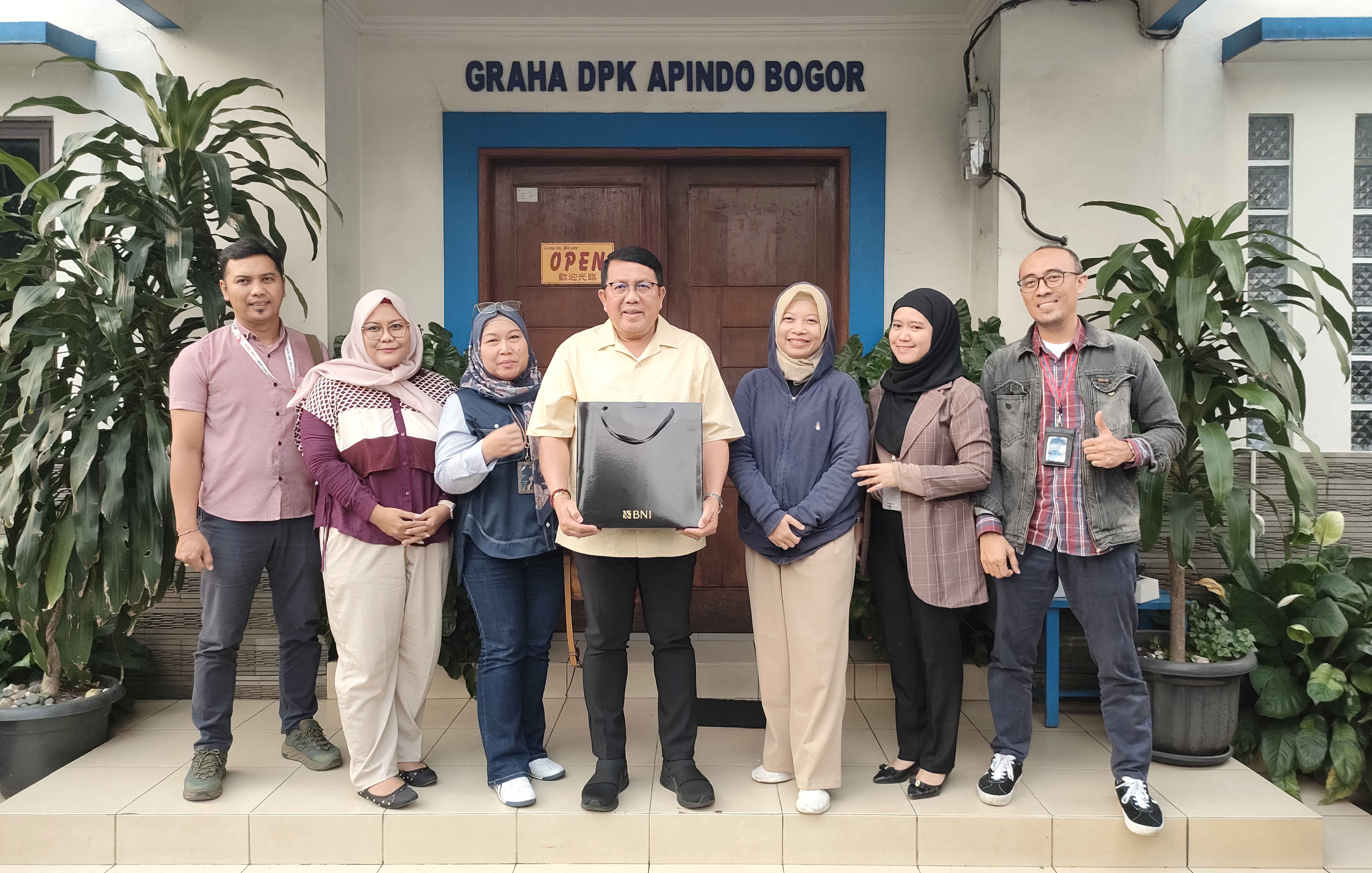 Audiensi Pimpinan Cabang Bank BNI 46 Cibinong dan Cileungsi ke Kantor DPK APINDO Kab.Bogor dalam rangka Sponsor Kerjasama Acara Sosialisasi PP No.28 Tahun 2025. Graha APINDO Kab.Bogor, 10 Juli 2025.