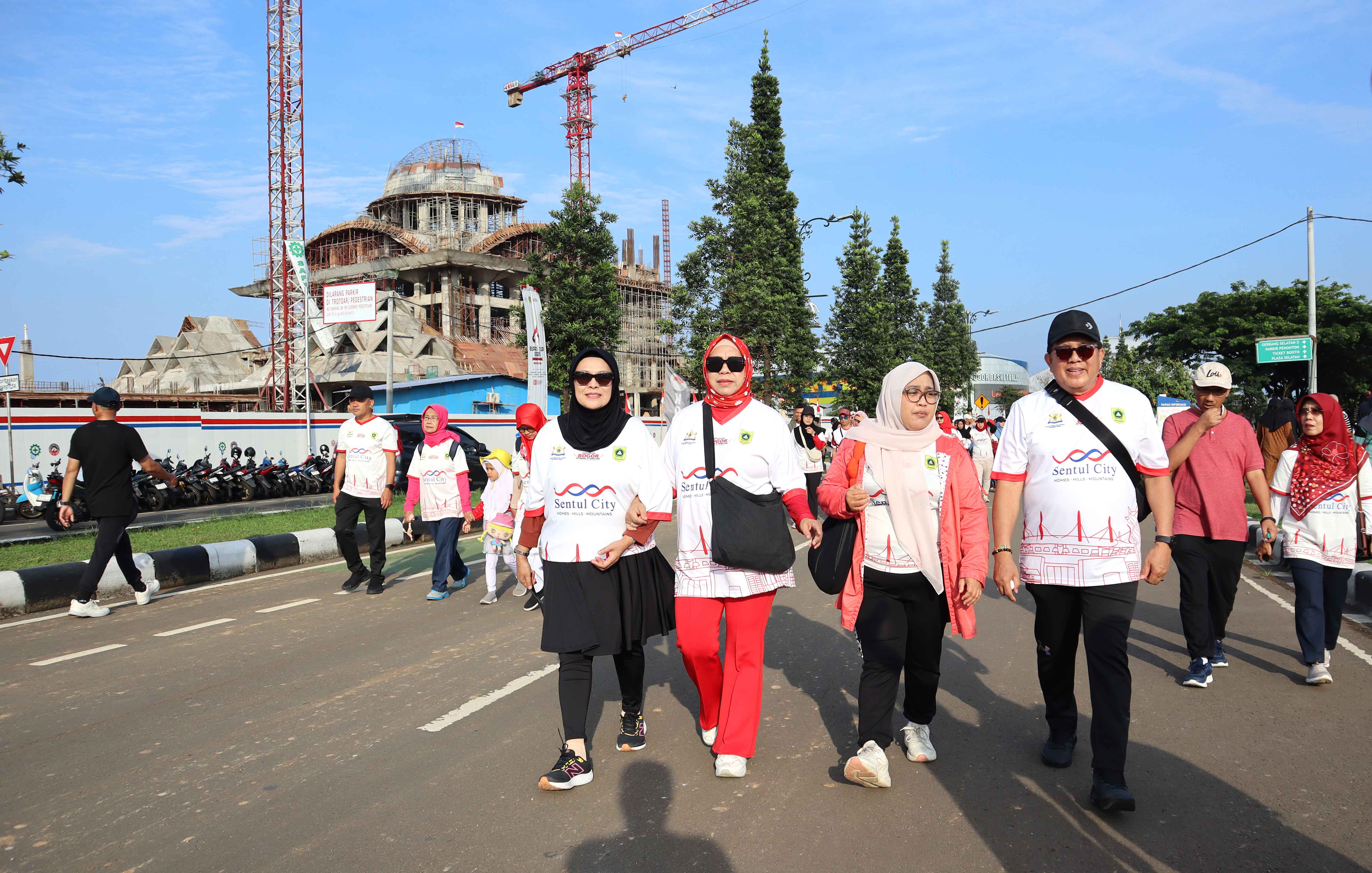 Pengurus dan Tim Sekretariat mengikuti acara Gebyar UMKM Dan Jalan Sehat Istimewa dalam rangka HUT RI ke 80
