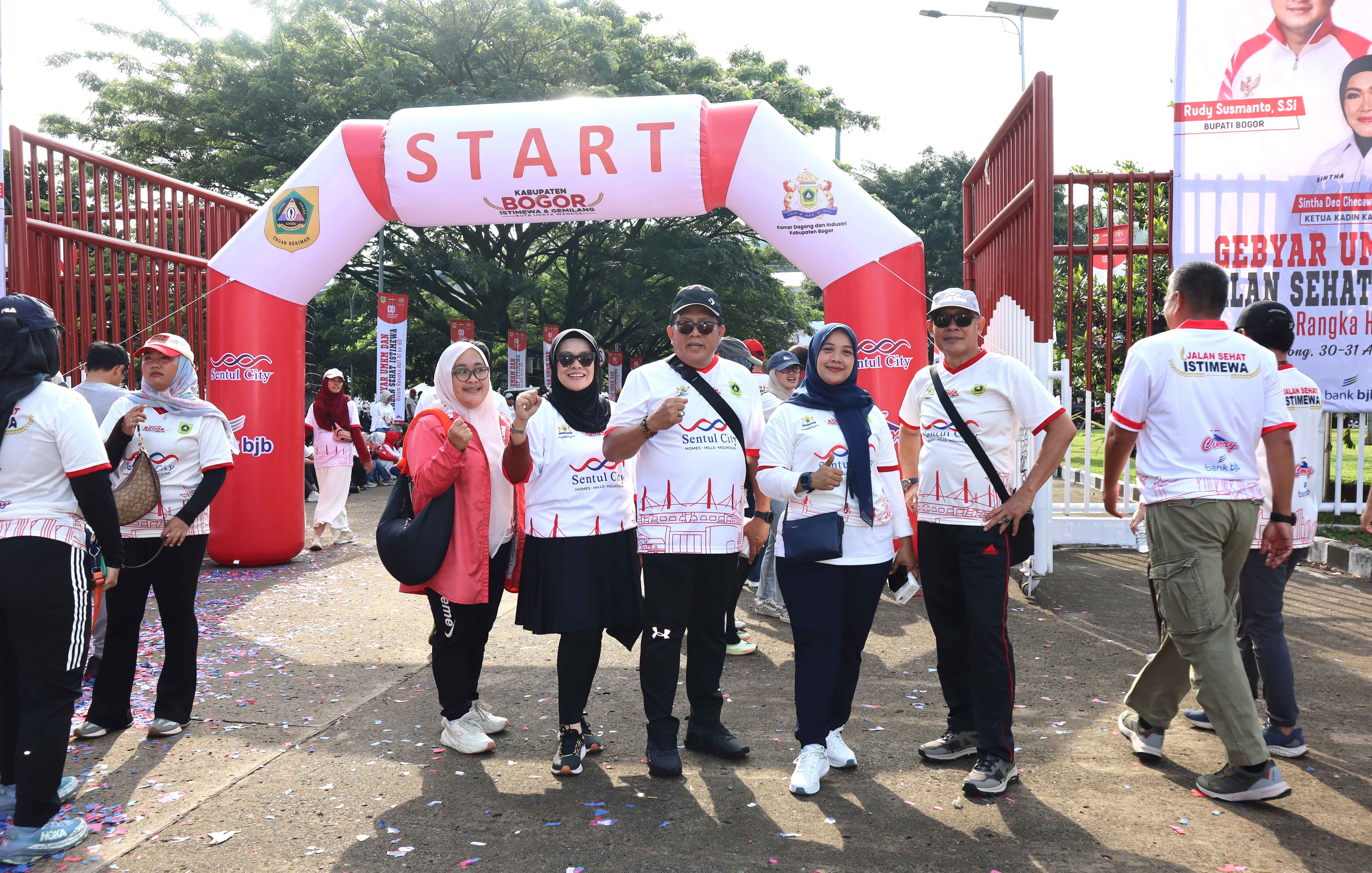 Pengurus dan Tim Sekretariat mengikuti acara Gebyar UMKM Dan Jalan Sehat Istimewa dalam rangka HUT RI ke 80
