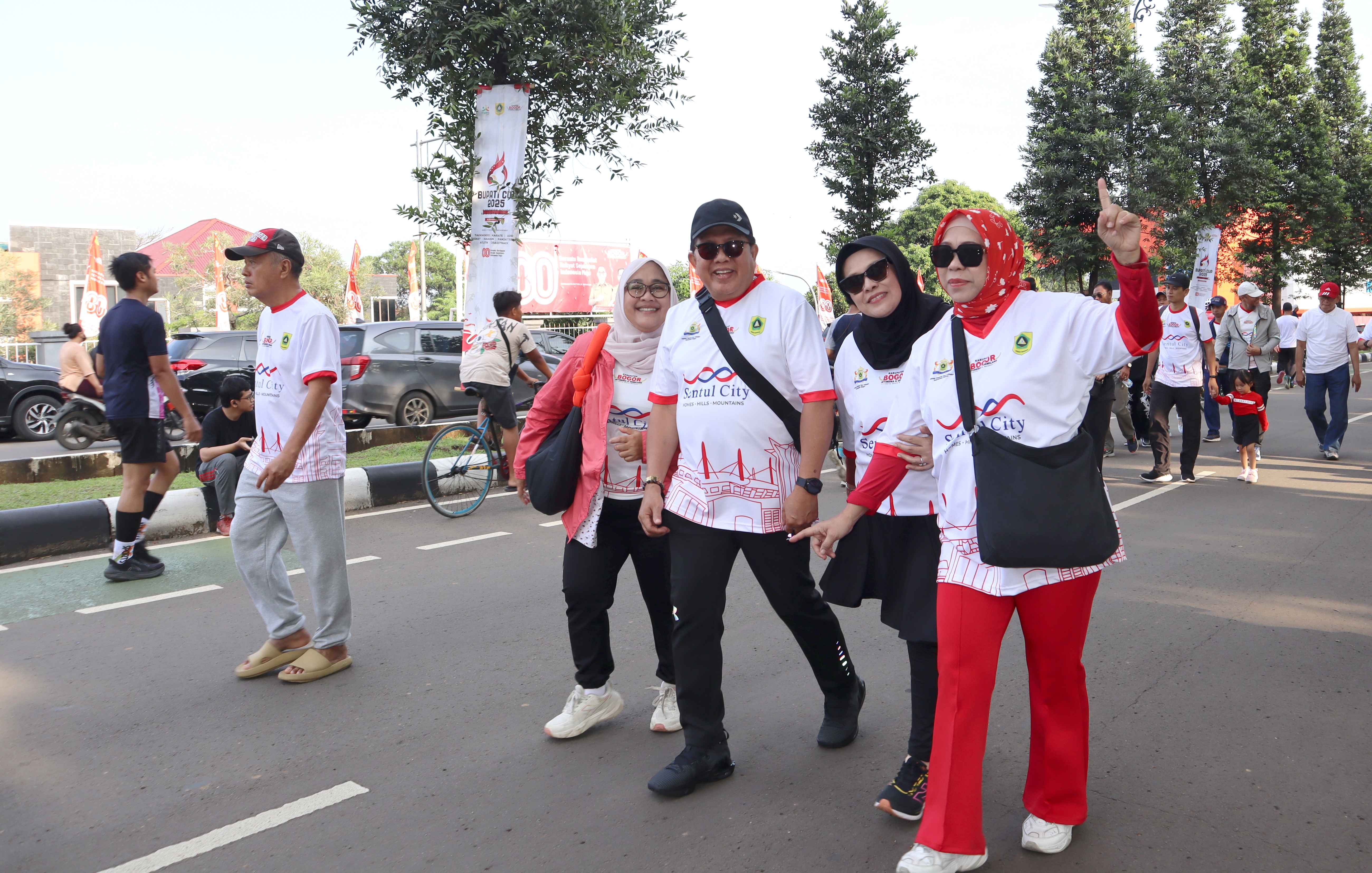 Pengurus dan Tim Sekretariat mengikuti acara Gebyar UMKM Dan Jalan Sehat Istimewa dalam rangka HUT RI ke 80