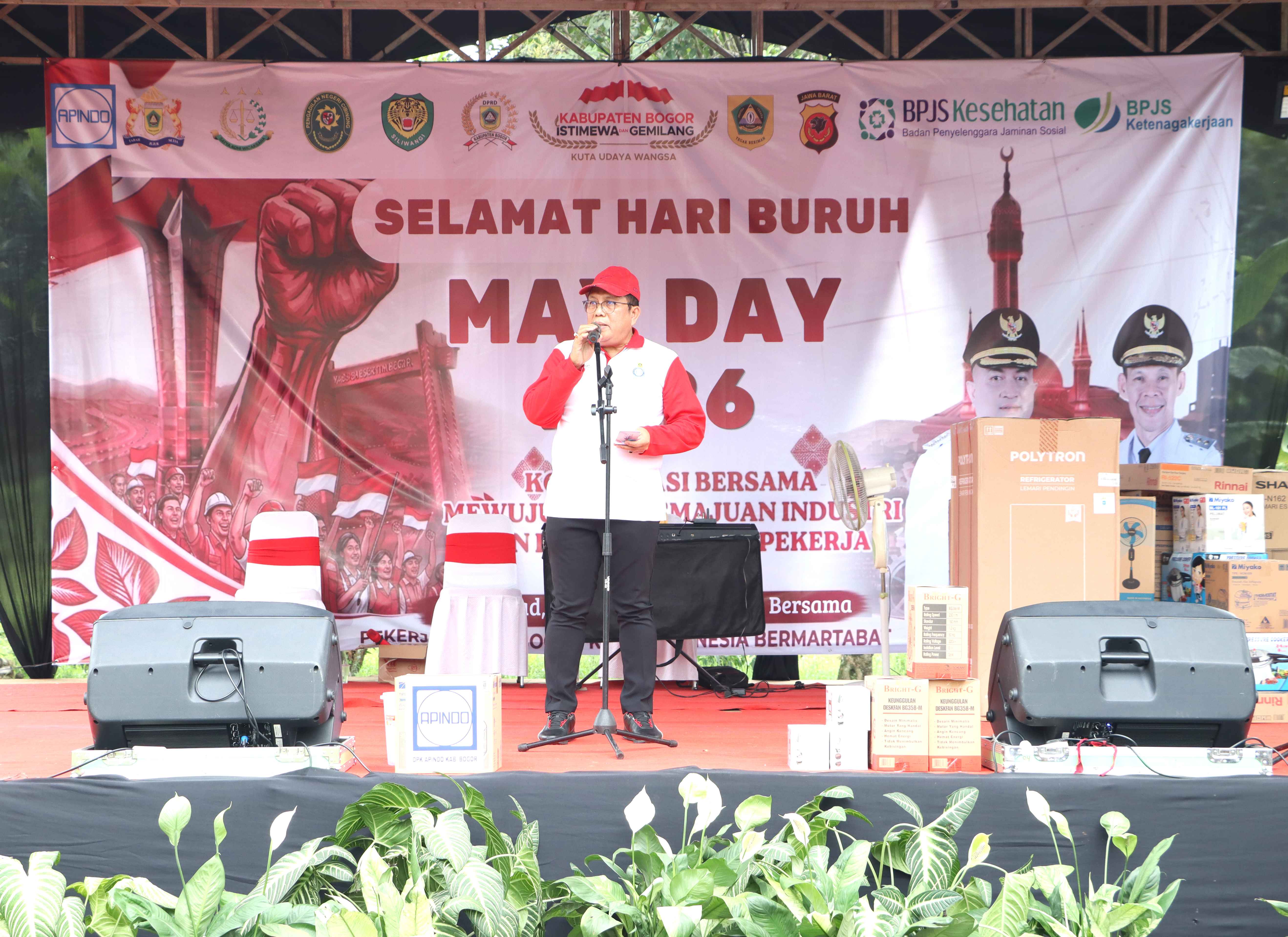 Menghadiri dan memberikan sambutan pada Peringatan Hari Buruh Internasional (Mayday), dengan Bupati, Wakil Bupati, Ketua DPRD, Sekda, Ketua Kadin, Kapolres, Dandim, Para Kepala Dinas, Kepala Cabang BPJS TK, Kesehatan, SP/SB dan Tamu Undangan.