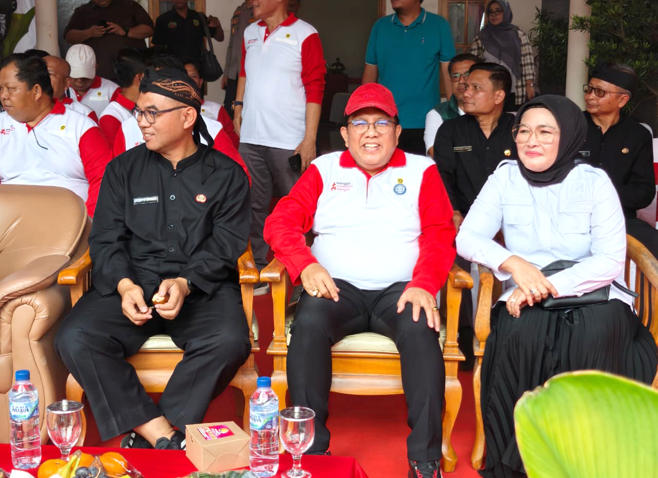 Menghadiri dan memberikan sambutan pada Peringatan Hari Buruh Internasional (Mayday), dengan Bupati, Wakil Bupati, Ketua DPRD, Sekda, Ketua Kadin, Kapolres, Dandim, Para Kepala Dinas, Kepala Cabang BPJS TK, Kesehatan, SP/SB dan Tamu Undangan.