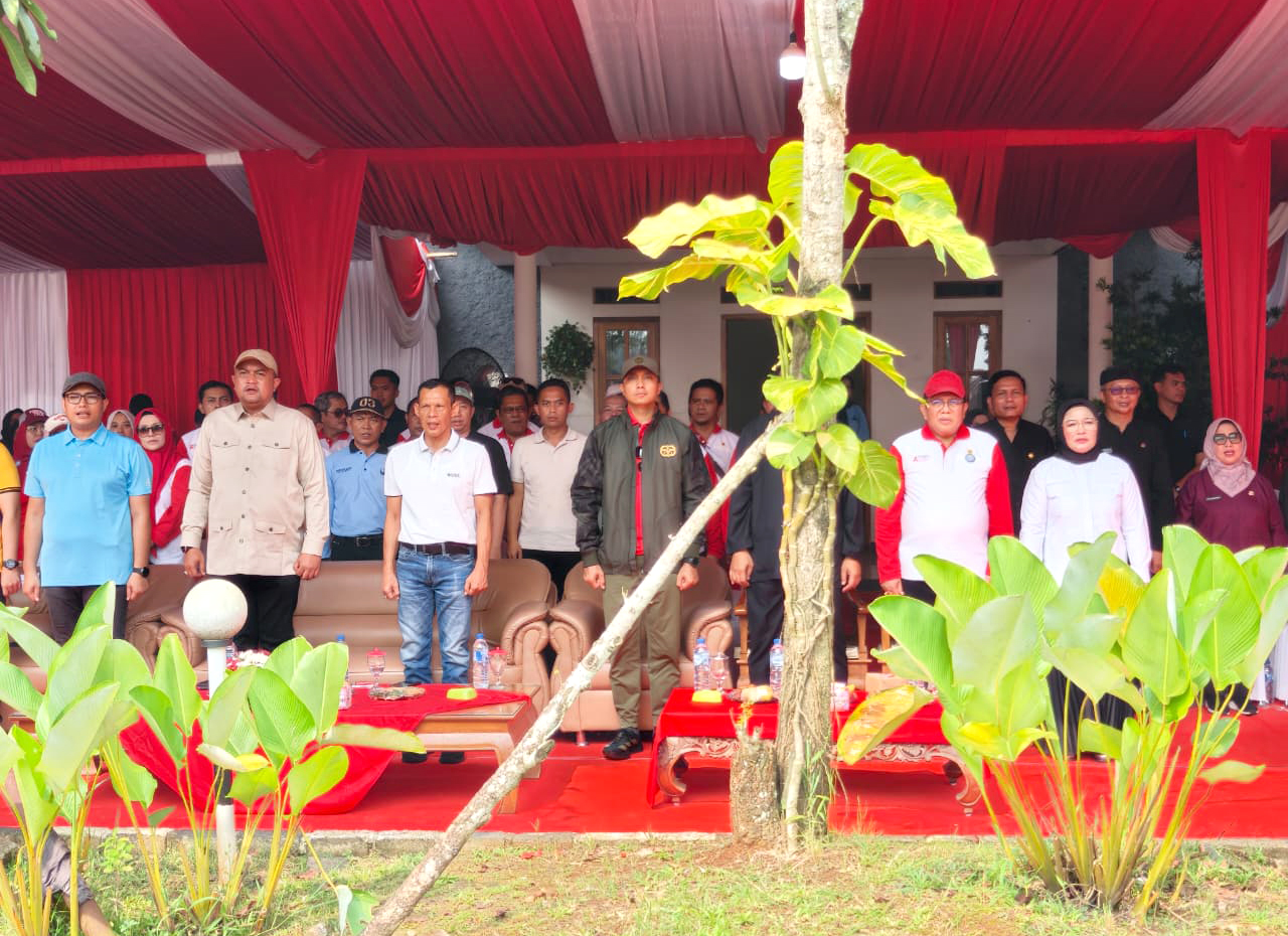 Menghadiri dan memberikan sambutan pada Peringatan Hari Buruh Internasional (Mayday), dengan Bupati, Wakil Bupati, Ketua DPRD, Sekda, Ketua Kadin, Kapolres, Dandim, Para Kepala Dinas, Kepala Cabang BPJS TK, Kesehatan, SP/SB dan Tamu Undangan.